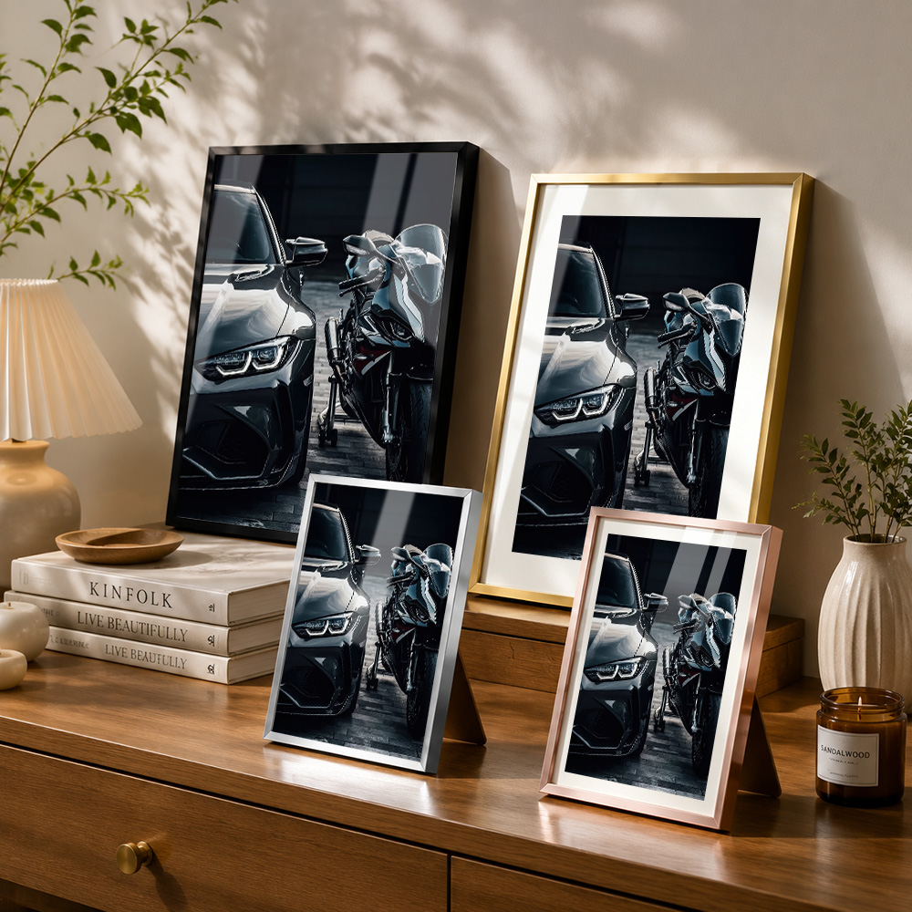 黒い車とバイクのデュオの金属製ポスター、アルミ合金フレーム付 - Metal Photo Panel のレビューと価格