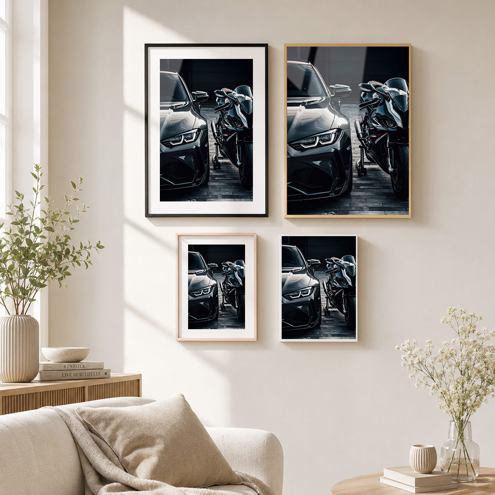 黒い車とバイクのデュオの金属製ポスター、アルミ合金フレーム付 - Metal Photo Panel のレビューと価格